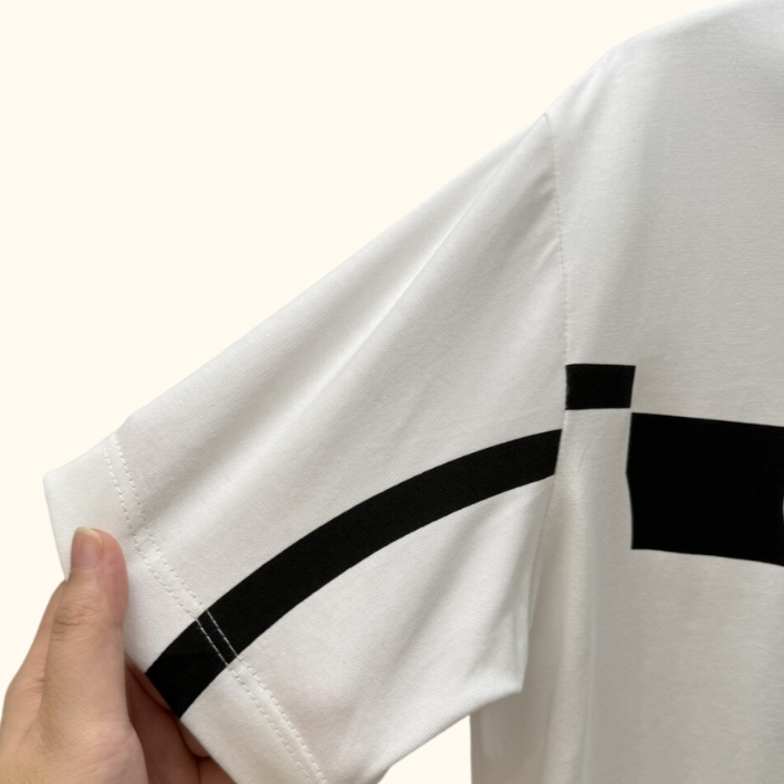 Camiseta Valentino com Logotipo V Irregular