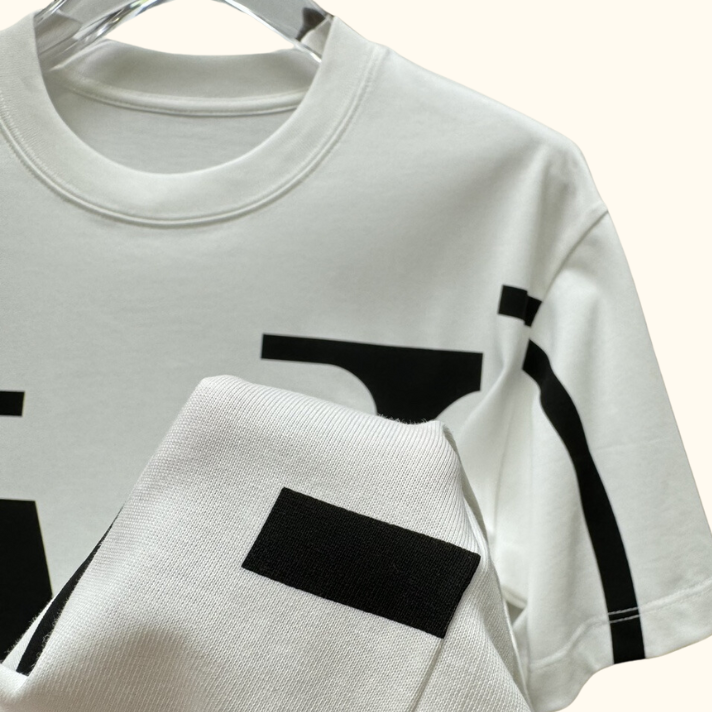 Camiseta Valentino com Logotipo V Irregular